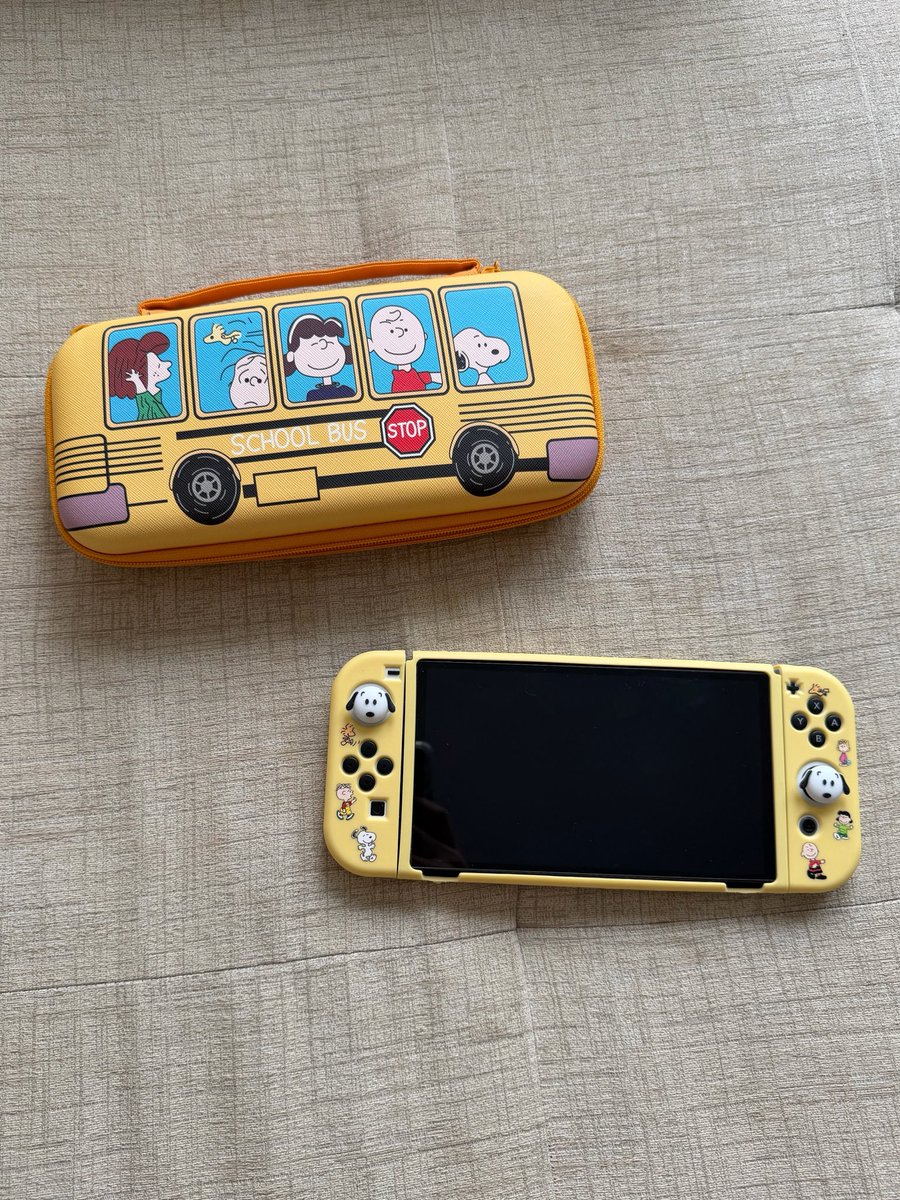dudaesnupi's tweet photo. eu quando tenho o switch mais lindo do mundo https://t.co/PF4GaWCdO7