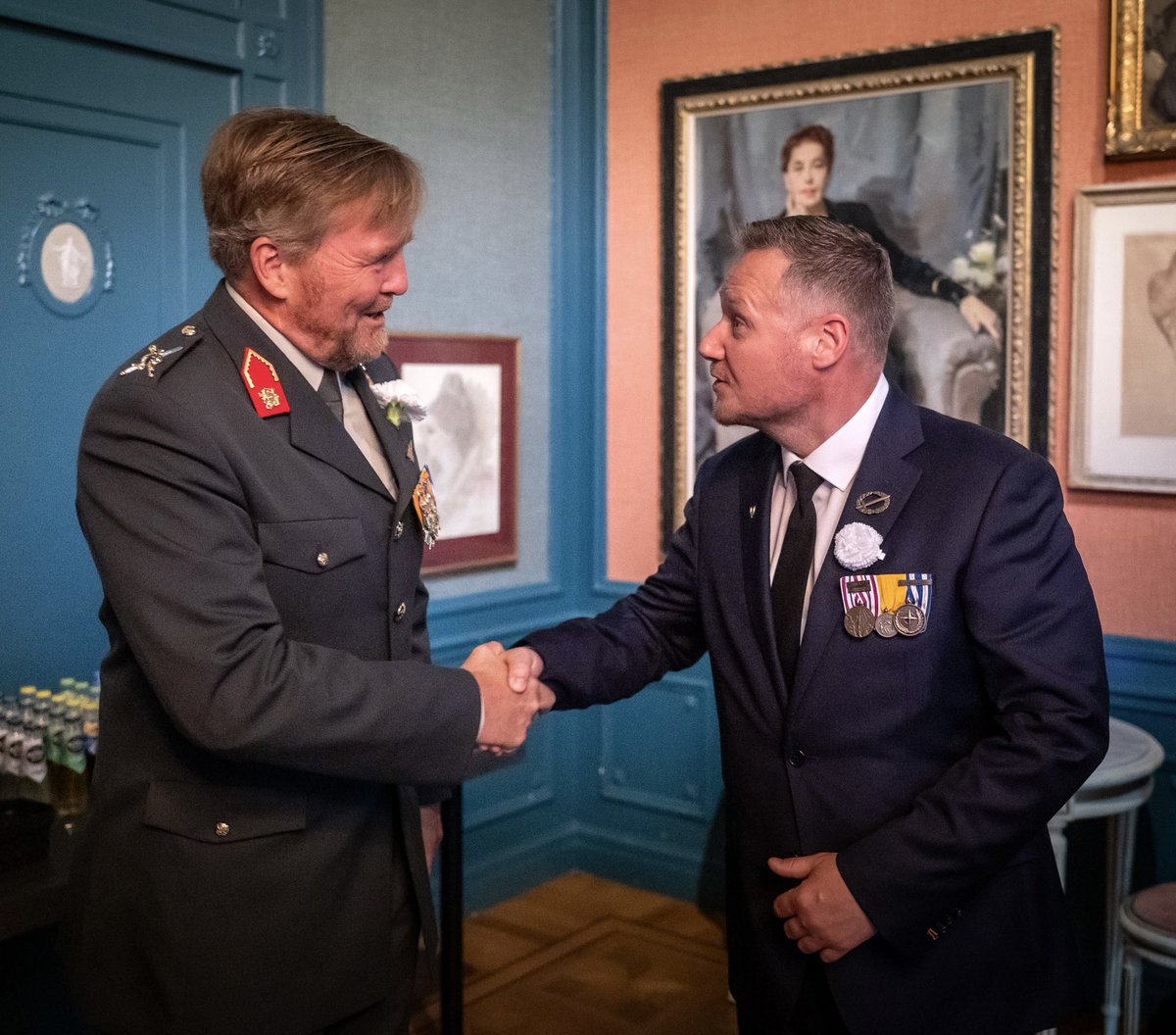 koninklijkhuis's tweet photo. 🪖 Belangrijke dag: Veteranendag. Een eerbetoon aan de ruim 100.000 Nederlandse veteranen die zijn ingezet in dienst van de vrede, nu en in het verleden. De Koning is bij een ceremonie in de Koninklijke Schouwburg aanwezig en spreekt met enkele veteranen.
https://t.co/3lCpNYQWyS https://t.co/rKdYiEmUec
