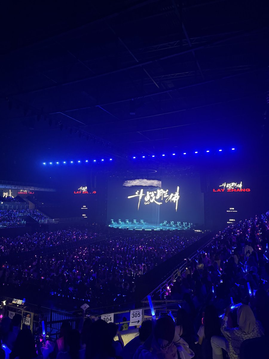 __missbaek's tweet photo. Thank you for tonight, @layzhang 💜 https://t.co/wXZJyudIuw