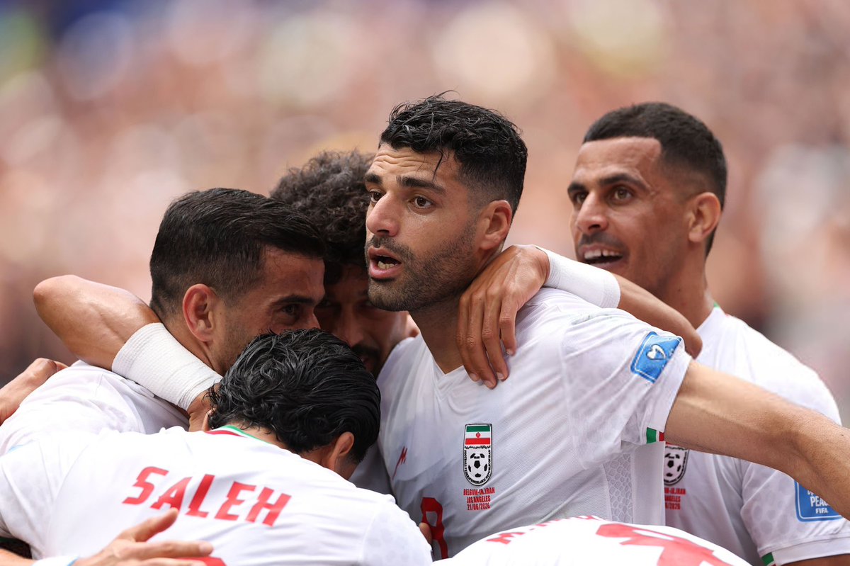 TrendEPL's tweet photo. 🚨🚨🚨 إيران تترك رسالة جديدة في غرفة الملابس بعد المباراة 🇮🇷

• المنتخب الإيراني يكرر لفتته المميزة بعد التعادل مع مصر، تاركًا رسالة مكتوبة بخط اليد في غرفة الملابس، شكر فيها مدينة سياتل على حسن الضيافة، وأكد من خلالها على مبدأ اللعب النظيف.

"نحن نأتي من إيران.. أرض تضع الشرف فوق الانتصار منذ آلاف السنين. كرة القدم بالنسبة لنا ليست مجرد منافسة على النتائج، بل اختبار للشخصية."

"قد تتحقق النقاط بطرق عديدة، لكن الاحترام لا يُكتسب إلا بالنزاهة. قد تتأهل الفرق، لكن فقط بالعدالة والشرف يبقى الرأس مرفوعًا أمام التاريخ."

"الروح الرياضية ليست مجرد بند في قوانين اللعبة، بل هي روحها. شكراً سياتل على الضيافة، وشكراً لكل إيراني دعمنا بقلبه وصوته.. إيران دائماً مرفوعة الرأس".