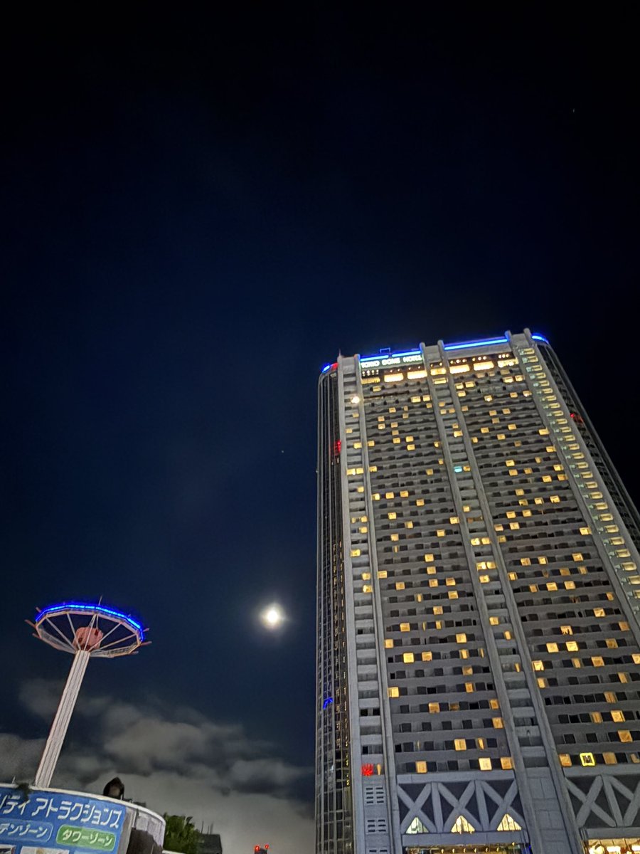 Otooo3_L's tweet photo. 今朝は新幹線が頑張ってくれて、無事に東京着いてよかった〜
ホテル行って渋谷のCDLポップアップ行って予定外にたくさん買って、そのあと中目黒の15周年ポップアップ行って、急いでドームのライブ参戦して、今足がめちゃ死んでるw
しかしドームでたら月が綺麗だったな〜🌕✨ https://t.co/5rCSTSVxil