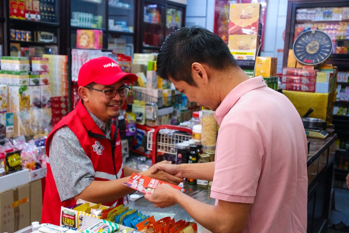 AdamAdli's tweet photo. Penglibatan aktif bersama komuniti selama ini menjadi asas kepada tawaran Pakatan Harapan untuk membawa suara rakyat ke Dewan Undangan Negeri Johor menerusi calon NO.2 kita ini. 

Alhamdulillah, respon petang ini positif. Kehadiran beliau disambut mesra penduduk setempat yang bakal turun mengundi. 

Semoga kekuatan untuk Hj Mohd Nor dalam mengambil amanah untuk berkhidmat kepada seluruh warga Gambir.

Johor ke DEPAN, undi HARAPAN!