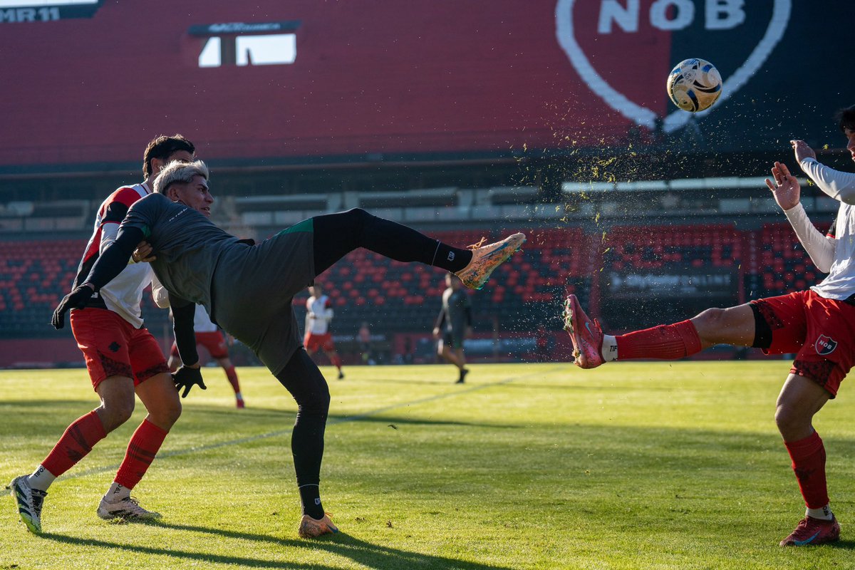 CASarmientoOf's tweet photo. ⚽ Sarmiento disputó el primero de sus amistosos de pretemporada frente a Newell’s.

🕒 Se jugaron dos tiempos de 30 minutos y el encuentro terminó 1-1. El gol del Verde lo convirtió Orihuela. https://t.co/nDWFS3RV5X