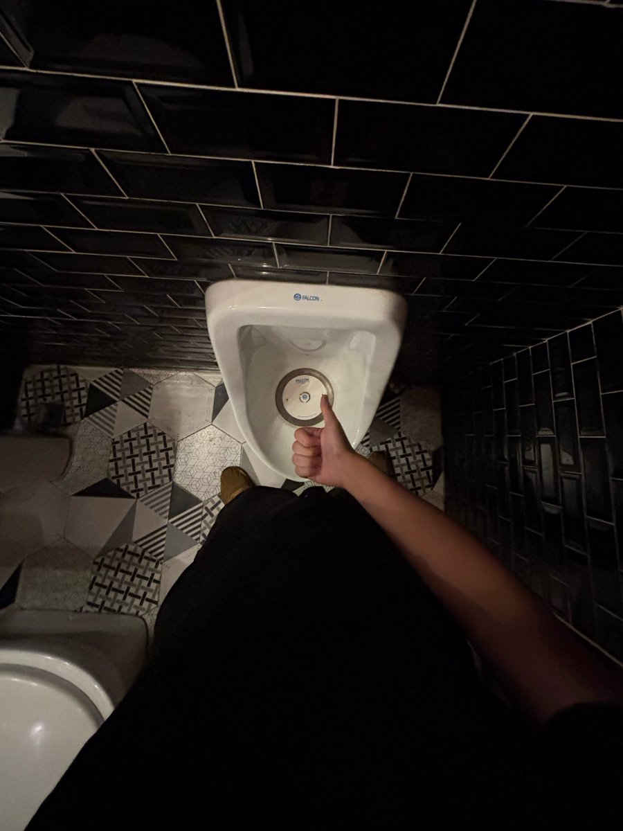 dreyldian's tweet photo. 🚽 https://t.co/OcTpcflIq8