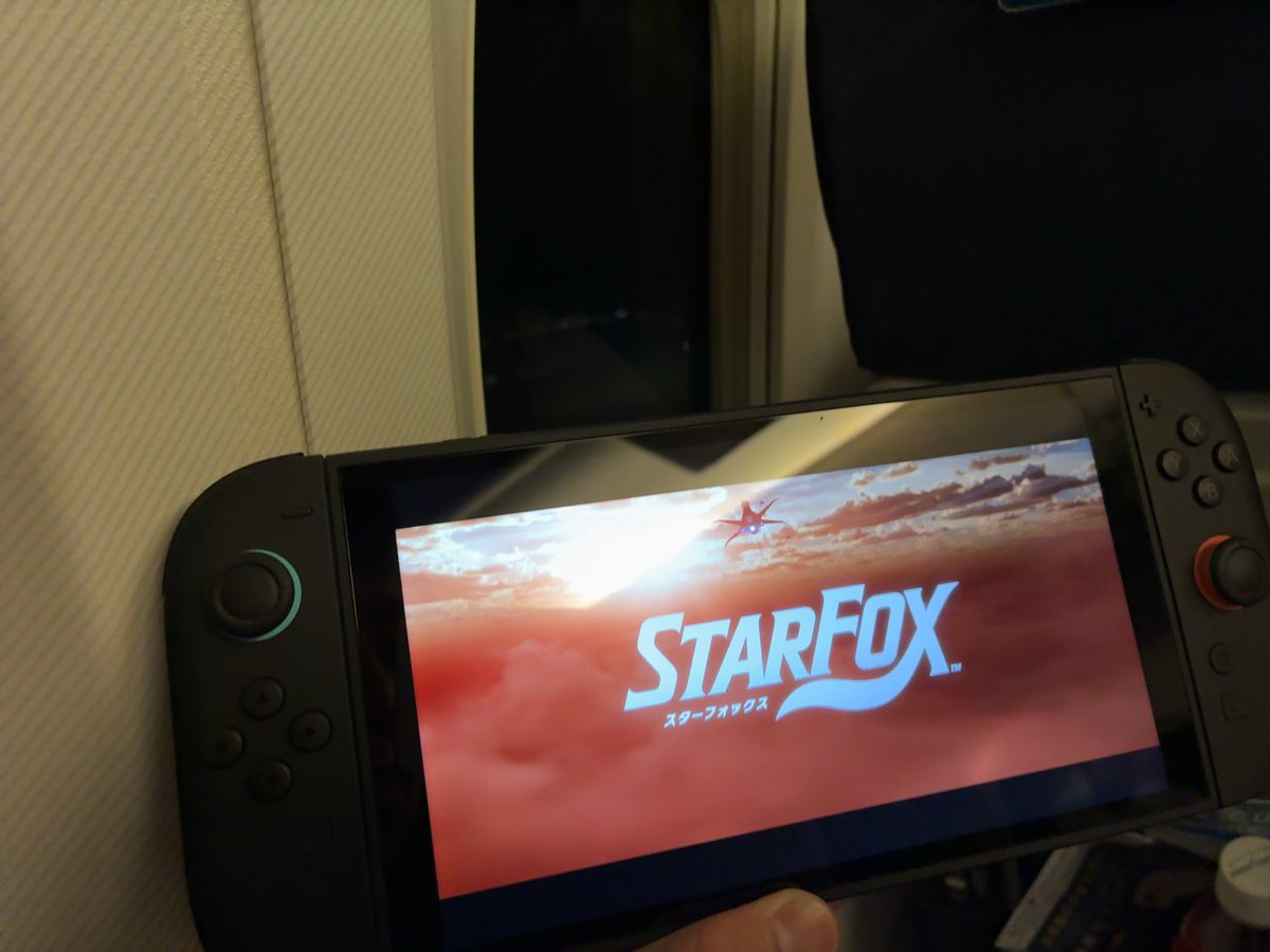 taa_Shina's tweet photo. 飛行機内でスターフォックス https://t.co/mgTtVIbrdd