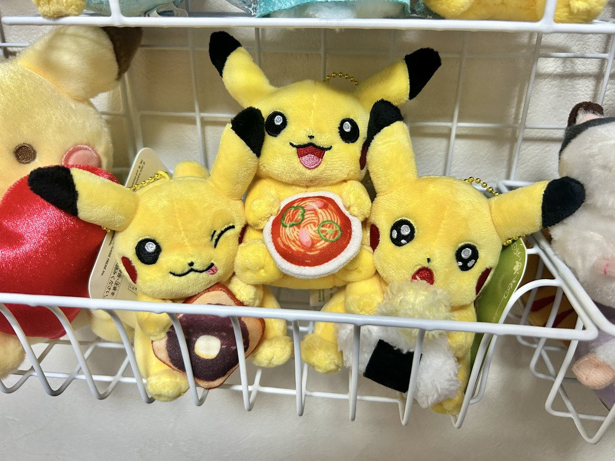 pentanpin's tweet photo. 久しぶりのポケセンはほんとに
最高だった…
うたしゃとみきやがお土産で
名古屋ポケセンのピカ様くれて
3つ揃った嬉しすぎかわいすぎ♡♡
やっぱりポケモンからしか得られない栄養がたーーーくさんある…
行ってくれてありがとう♡ https://t.co/GdDUekuVlY
