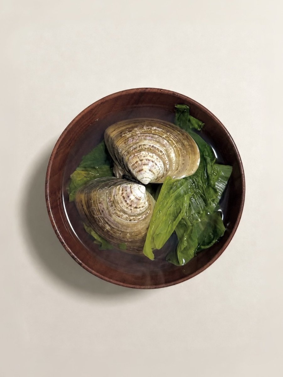 Hesse2396's tweet photo. 芥菜文蛤薑絲湯，至味是清歡

好的食材，總是懂得把話說得很輕。水東芥菜的甘，文蛤的鮮，薑絲的一縷辛香，在滾水裡融合，成為一種溫暖、大道至簡的味道 https://t.co/hBUiWVPC52