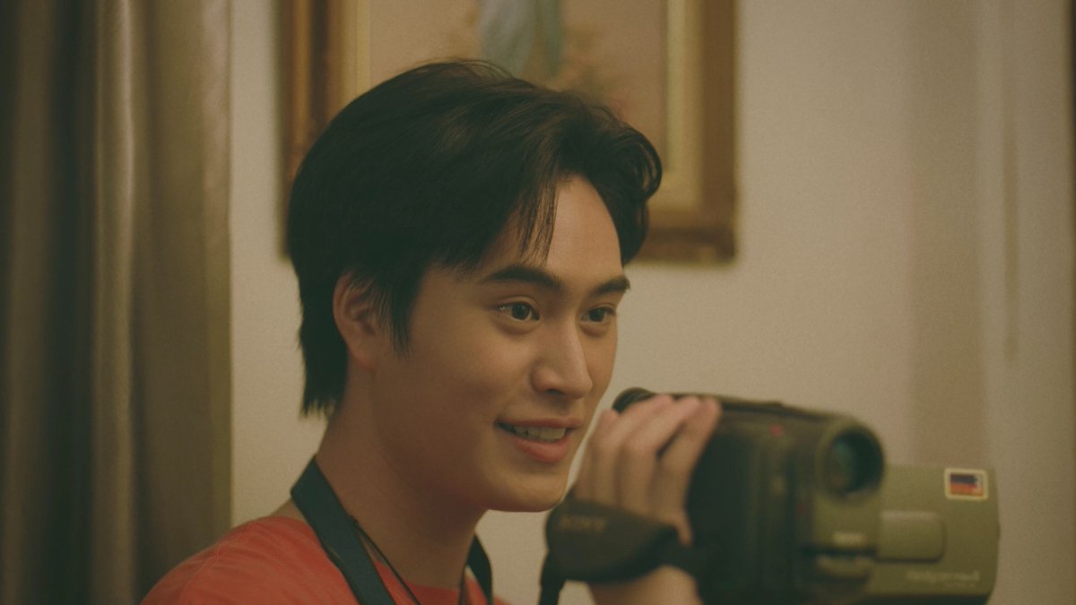 GMMTV's tweet photo. ตอนที่อยู่กับแม่ ทุกอย่างมันดูอบอุ่นมาก ๆ สำหรับบาร์ธ 🤍
#TicketToHeavenEP5
@gemini_ti https://t.co/pkTsfD3NzZ