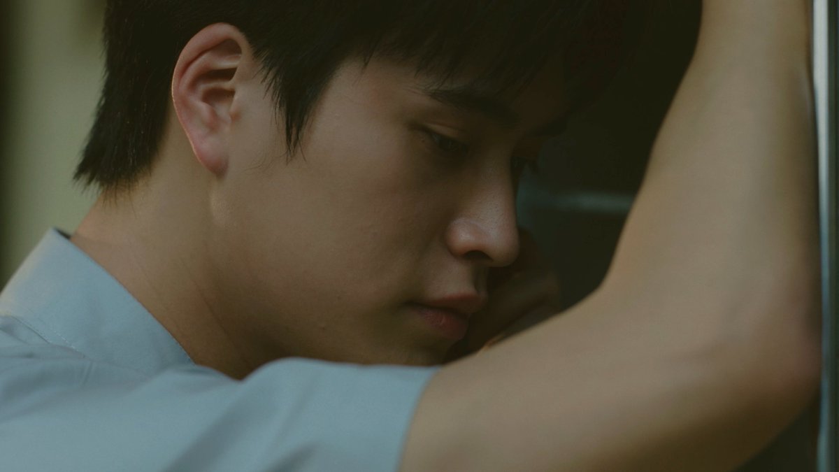 GMMTV's tweet photo. ตอนที่อยู่กับแม่ ทุกอย่างมันดูอบอุ่นมาก ๆ สำหรับบาร์ธ 🤍
#TicketToHeavenEP5
@gemini_ti https://t.co/pkTsfD3NzZ