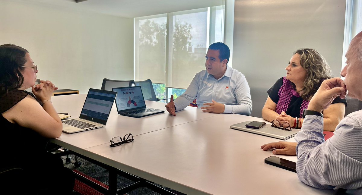 emiliodegyvesmx's tweet photo. 🚀 Más inversión significa más oportunidades para Oaxaca.

En seguimiento a la estrategia del secretario @m_ebrard , sostuvimos una reunión de trabajo con directivos de Tiendas Neto para fortalecer la vinculación entre productores oaxaqueños y las cadenas comerciales.

También revisamos el avance de las inversiones proyectadas por la empresa en diversos municipios del estado.

Seguimos impulsando alianzas que fortalezcan el mercado interno y abran más espacios para los productos hechos en Oaxaca.

#Oaxaca #HechoEnMéxico #SecretaríaDeEconomía
@Candelaria___  @luisgure  @andreasolanor  @dmillan  @SE_mx  @lic_aguadohdez @Barbara_Botello
