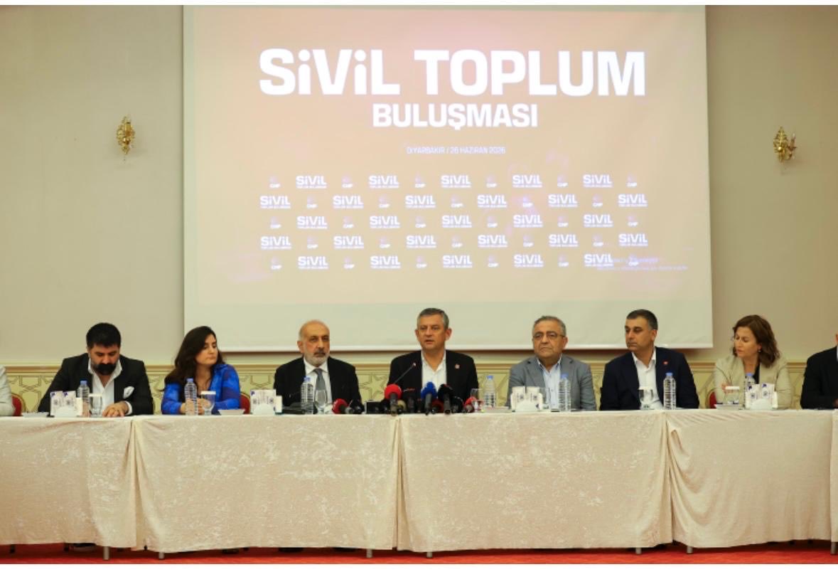 DiyarDHO_'s tweet photo. Em wekî Konseya Bajêr a Amedê tevlî Hevdîtina Civaka Sivîl bûn ku di heman demê de serokê CHP’yê Özgür Özel jî li vê civatê amade bû.

Diyarbakır Kent Platformu olarak, CHP Genel Başkanı Sayın Özgür Özel’in katılımıyla gerçekleştirilen Sivil Toplum Buluşması’na iştirak ettik. https://t.co/ahDeiBRyUe