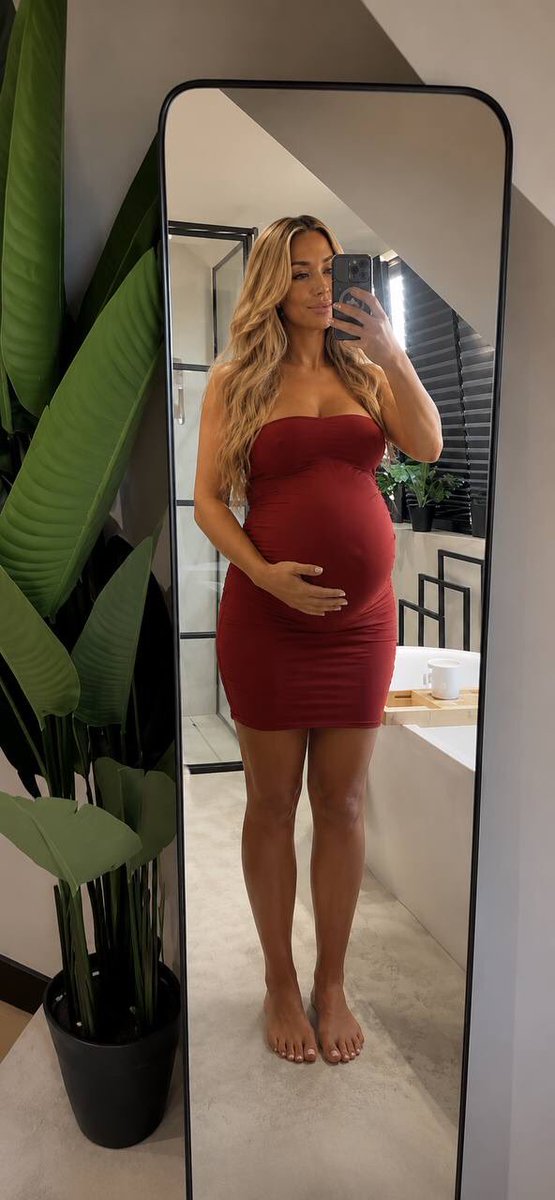 sterlingelenaxo's tweet photo. Would you date a 6 months pregnant woman? #pregnantdate #preggodate #belly https://t.co/3r0RDvtcA1