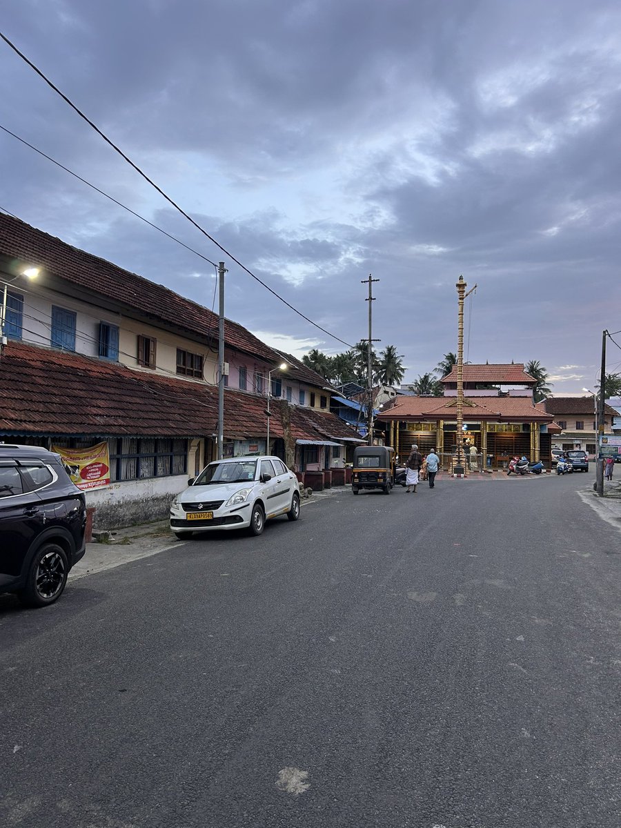 PantryCar's tweet photo. How to at least get a 1RK here? 🥹
After a tiring day, took an evening stroll here!
Just walking in the streets amid the Palakkad Brahmin Tamizh gives some peace to the heart! 😀😊
Being a Saturday it was a bit crowded.
#Kalpathy #Agraharam #Palakkad #Kerala https://t.co/IfViOsdIiF