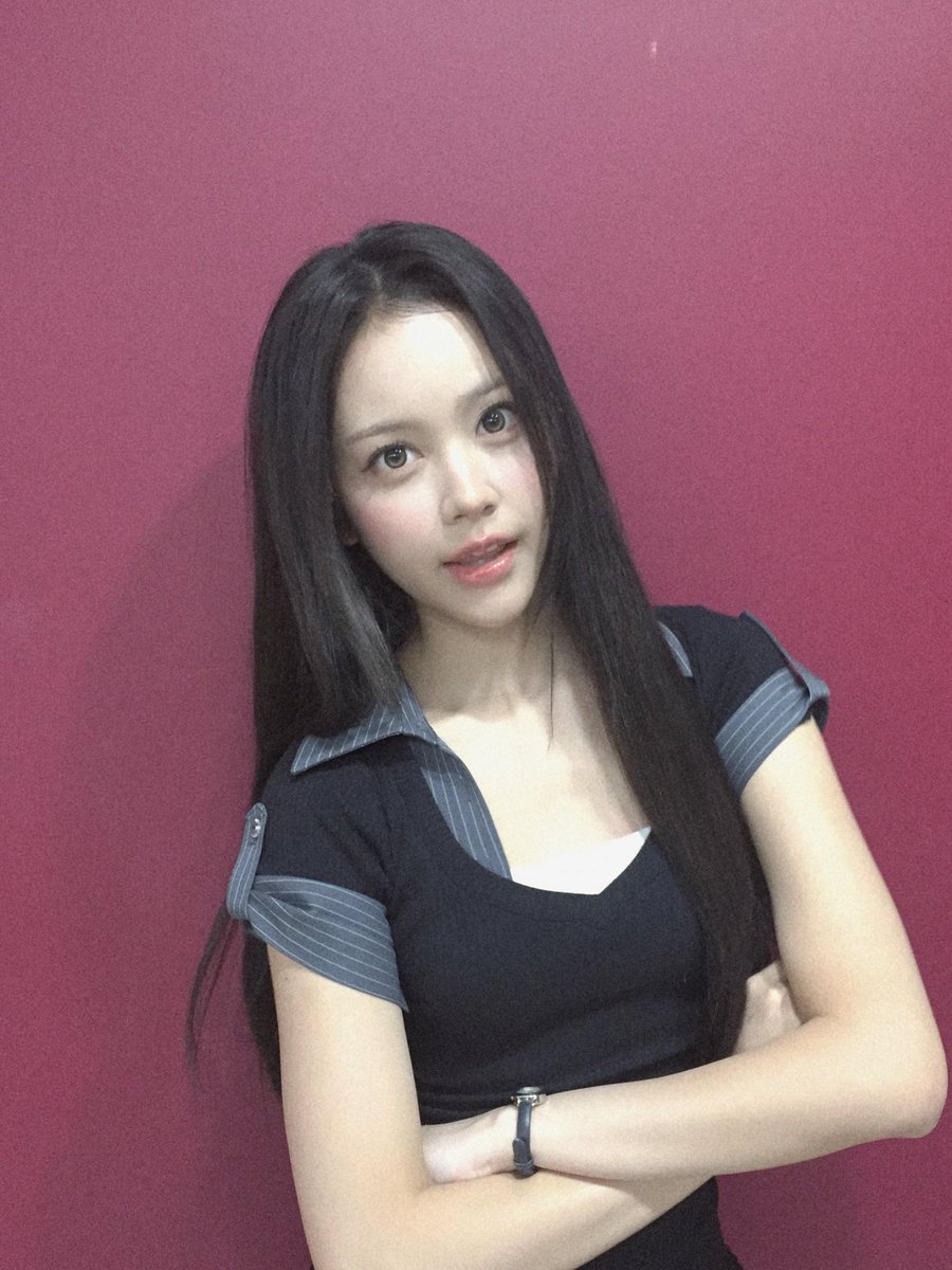 Kiwi_rmen's tweet photo. 너무좋다진짜.. 생머리에 코디까지 거를타선이 없어 https://t.co/oO8Ki03YfV
