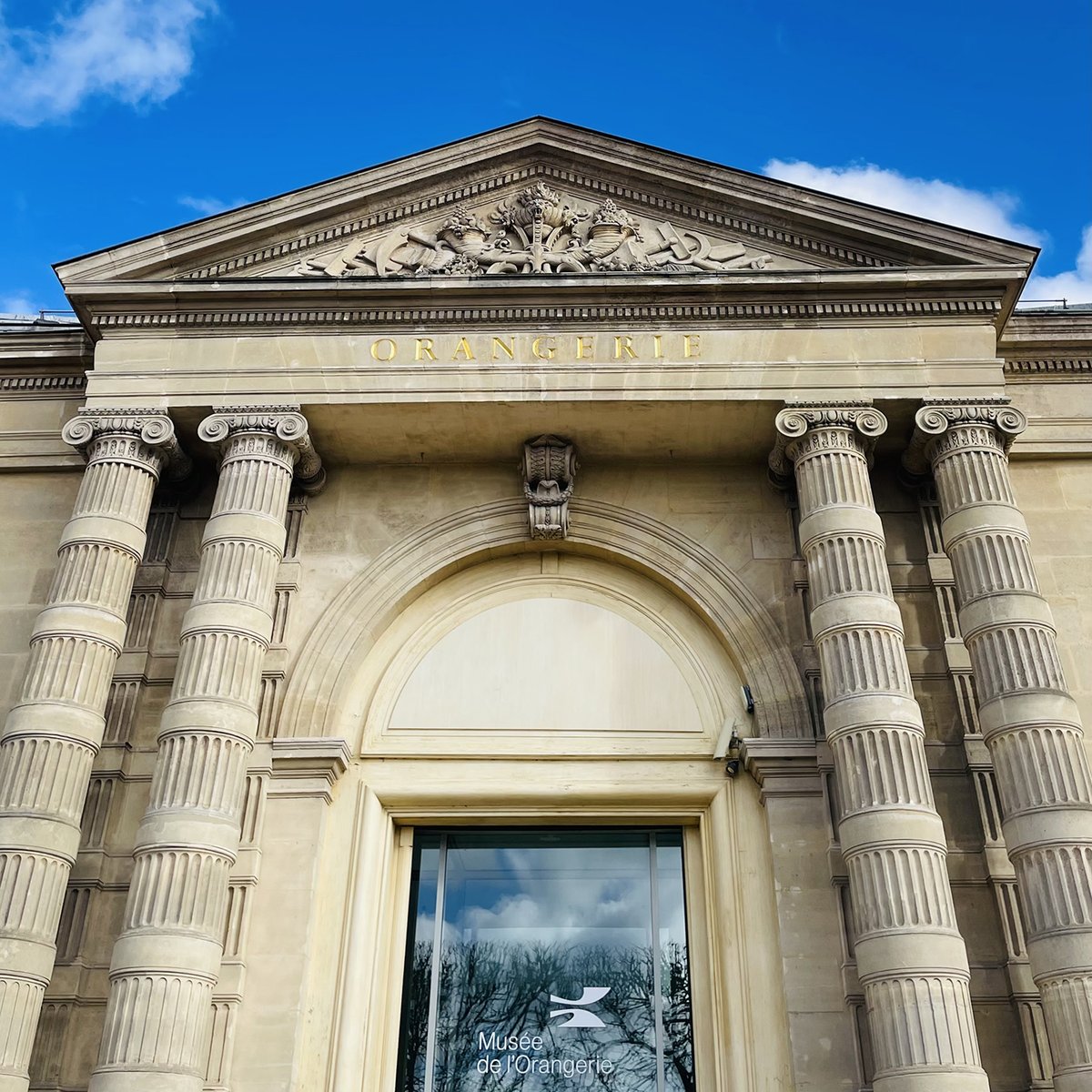 MuseeOrangerie's tweet photo. ⚠️ En raison des fortes chaleurs, le musée de l’Orangerie sera fermé au public dimanche 28 juin et ouvert uniquement aux visiteurs détenteurs d’un créneau horaire de réservation le lundi 29 juin. 
Nous vous prions de nous excuser pour la gêne occasionnée. https://t.co/8KbyxmAdqh