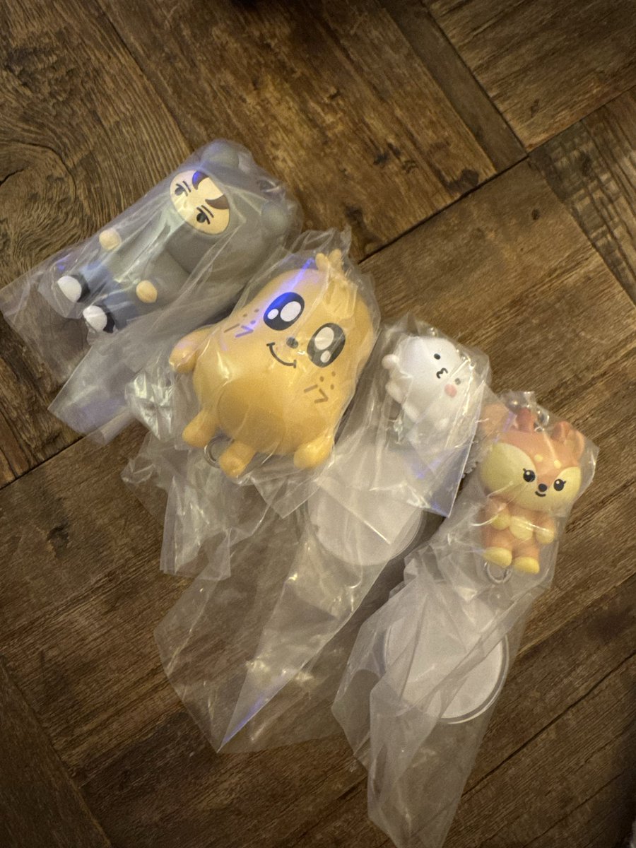 23_joy_23's tweet photo. 【交換】ハンターハンター　ガチャ　HUNTER×HUNTER めじるしアクセサリー　
miniteen seventeen セブチ

譲⇨クロロ×2 フィンクス×1
　　バーノン　ミンギュ　ウジ　ジョシュア

求⇨mikkoめじるし
　　その他過去ガチャ検討

郵送での交換お願い致します🥰 https://t.co/pxR59hhsvm