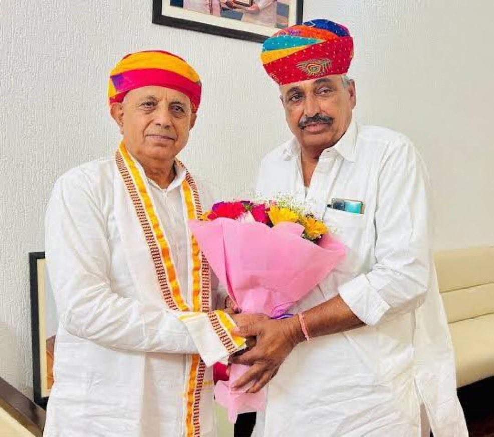 Rajsthanikaka's tweet photo. भाजपा के दो रत्न 
एक को खीरा 🥒 पसंद है 
दूसरे को मिर्ची बड़ा 😜🙏 https://t.co/FUCYQC8319