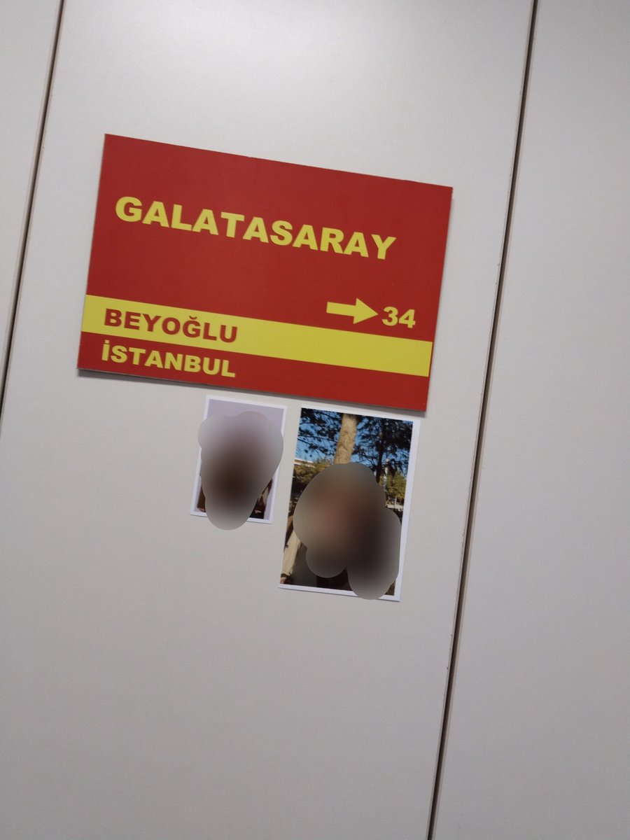 sefiiree's tweet photo. 3senedir kullandigim köşeme de veda oda arkadaşlarım gidiyosa ben de bu odada kalamam artikk https://t.co/wuc4jJyv8x
