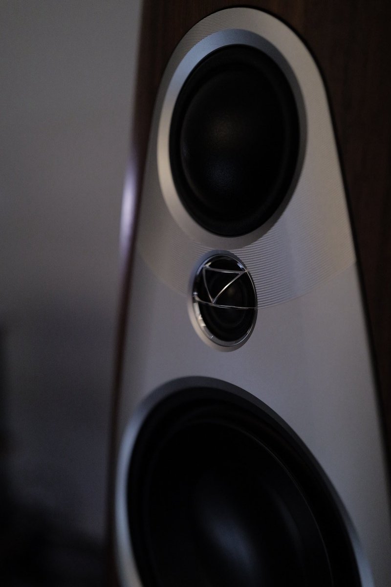 eizouotaku's tweet photo. 個人的にはこのスピーカーは過去最高の音だった。
360は以前のモデルは低域の停滞感を感じたけど、今回の改良版は非常に優秀で気持ちが良い。
これなら周囲に変な板とか部材は要らないね。
#linn
#linn360 https://t.co/7ZPbw19ZuJ