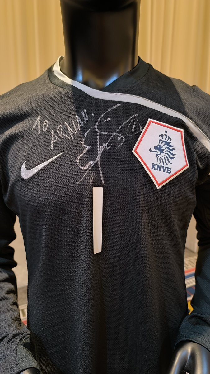 4rn4n's tweet photo. Nice to meet you again, @vdsar1970 ๐ค
#EdwinVanDerSar #VanDerSar #VDS https://t.co/TEZID8e2p8