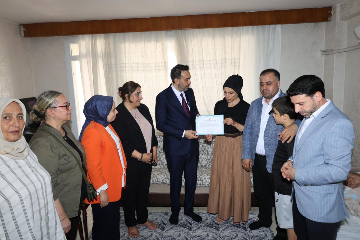AdemAldemir33's tweet photo. 📍 Nusratiye Mahallesi | Akdeniz

✅ Üye Ziyareti

13 ilçe Teşkilatımızla birlikte eş zamanlı olarak gerçekleştirdiğimiz üye ziyaretleri kapsamında; İl Yönetim Kurulu Üyelerimiz, İl Kadın Kolları Başkanımız Sayın Hülya Ekin, İl Gençlik Kolları Başkanımız Sayın Ahmet Karagöz, Akdeniz İlçe Başkanımız Sayın Mahsum Sevimli ile birlikte kıymetli üyemiz Sayın Merve Özkoku ve ailesini hanesinde ziyaret ettik.

Ziyaretimizde Cumhurbaşkanımız Sayın Recep Tayyip Erdoğan'ın selam ve muhabbetlerini ileterek hasbihal ettik. Talep ve görüşlerini dinledik.

AK Parti olarak milletimizle gönül bağımızı güçlendirmeye, vatandaşlarımızın yanında olmaya ve her daim sahada olmaya devam edeceğiz.

#AKParti #Mersin #ÜyeZiyareti #BizBüyükBirAileyiz