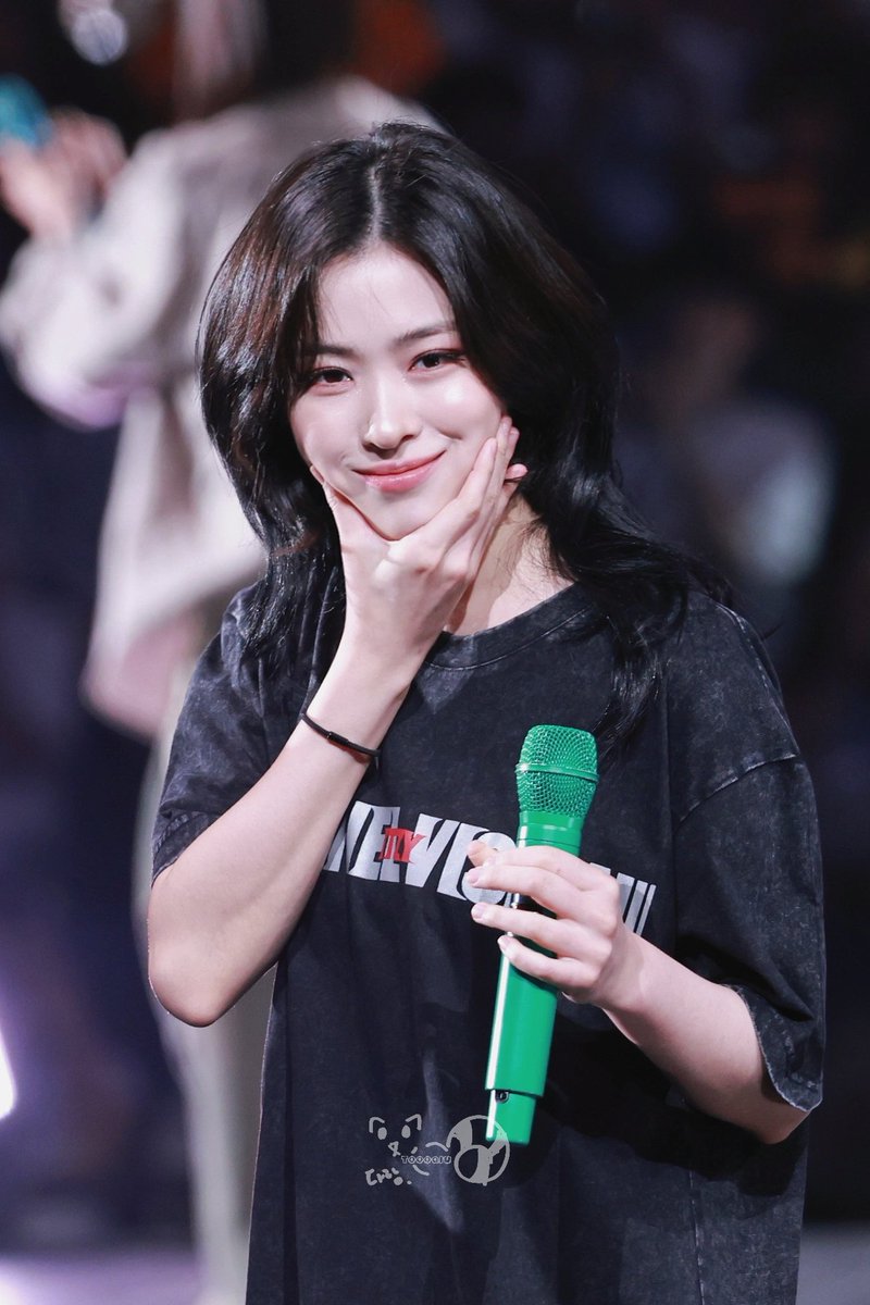 toooqiu's tweet photo. 260627 가오슝

귀여웡🍞🤏🏻

#류진 #있지 #RYUJIN #ITZY https://t.co/m09kqFnYsB