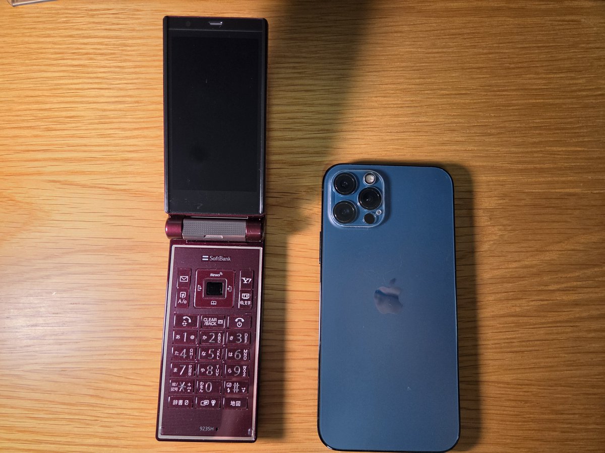 garakei_sim's tweet photo. 【iPhone 12 Proと歴代ガラケーを比べてみた】

📱 機種名：AQUOSケータイ 923SH
🏢 メーカー：シャープ
📡 キャリア：SoftBank
📅 発売日：2008年7月5日

iPhone 12 Proと並べてみました📸

当時の思い出があればぜひ教えてください😊

#ガラケー
#携帯電話 https://t.co/G2NXSZ0T7K