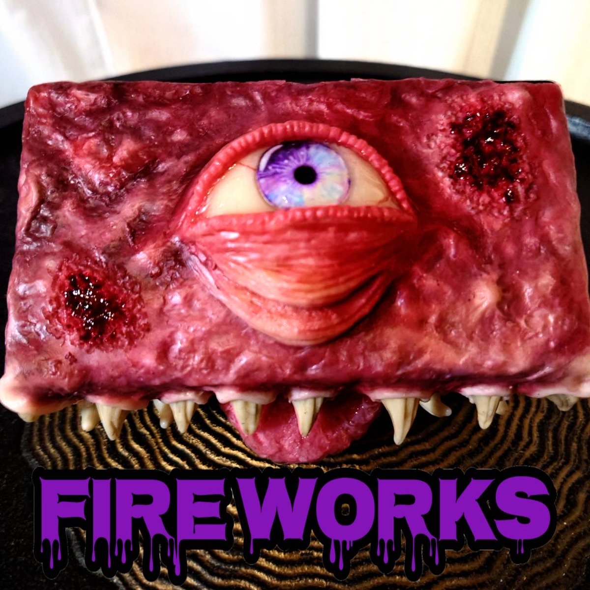 selectshopten2's tweet photo. 【🏰tenten城NEWS】

📢New商品
　ご用意頂きました‼︎

ブランド：FireWorks
(@kamasugo)
『一点物』オリジナル商品
🩸ネックレス＆ブレスレット
🗃️パンドラBOX
👄唇シリーズ
👁️目玉シリーズ
アクセサリー系
好評販売中‼︎

ご来店お待ちしております‼︎ https://t.co/e3HzNTPp6e