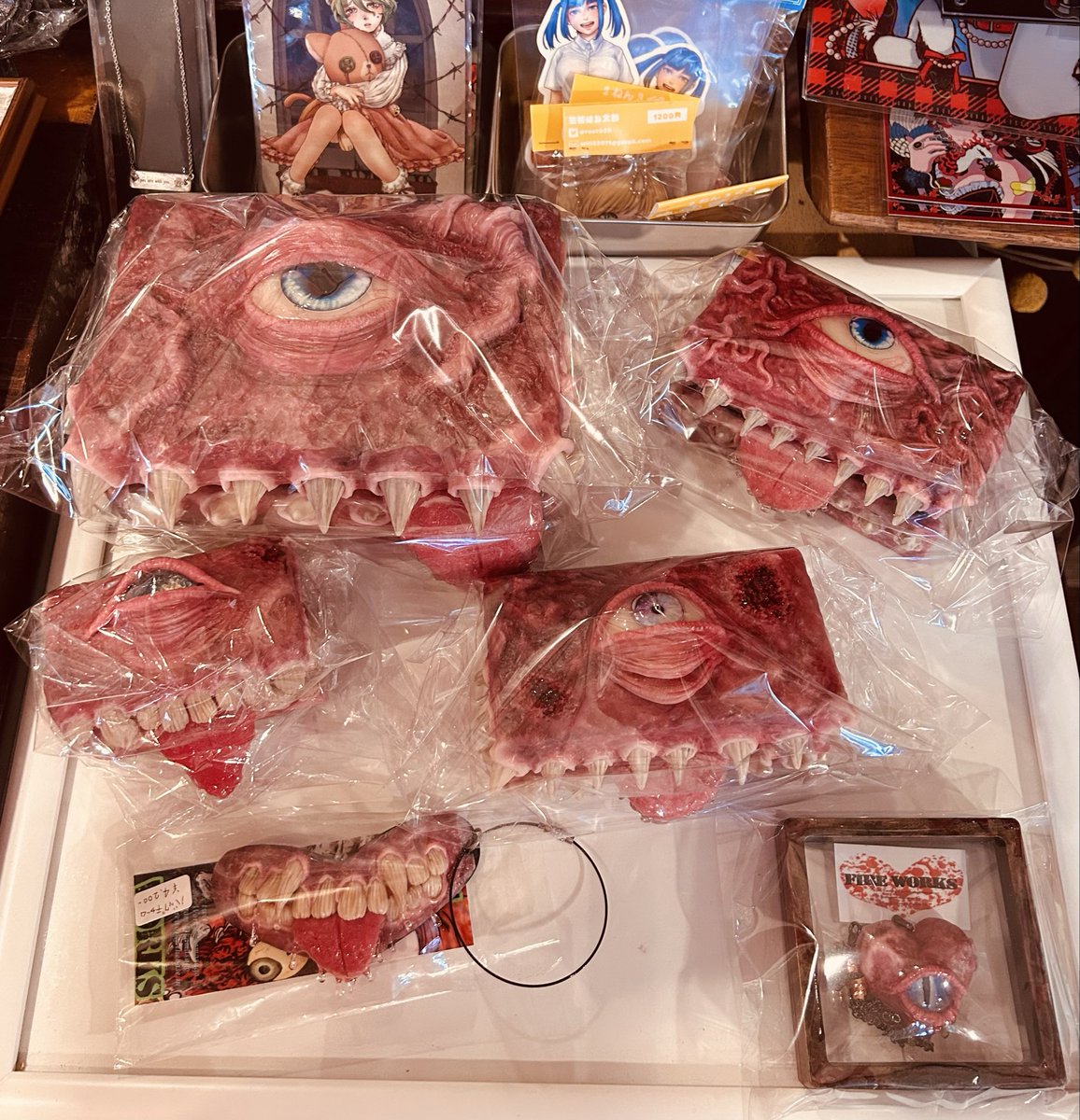 selectshopten2's tweet photo. 【🏰tenten城NEWS】

📢New商品
　ご用意頂きました‼︎

ブランド：FireWorks
(@kamasugo)
『一点物』オリジナル商品
🩸ネックレス＆ブレスレット
🗃️パンドラBOX
👄唇シリーズ
👁️目玉シリーズ
アクセサリー系
好評販売中‼︎

ご来店お待ちしております‼︎ https://t.co/e3HzNTPp6e