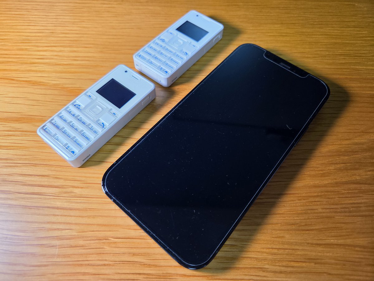 garakei_sim's tweet photo. 【iPhone 12 Proと歴代ガラケーを比べてみた】

📱 機種名：ストラップフォン2 WX06A
🏢 メーカー：エイビット
📡 キャリア：ウィルコム/ワイモバイル
📅 発売日：2013年3月21日発売

iPhone 12 Proと並べてみました📸

当時の思い出があればぜひ教えてください😊

#ガラケー
#携帯電話 https://t.co/I0PRm7fZKF