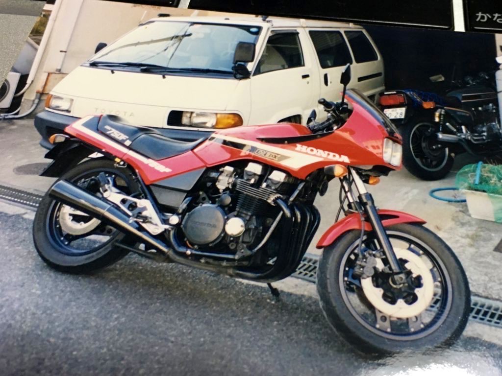 CBX_K1's tweet photo. #角目のライトがカッコいいバイク選手権 

カッコいいかは微妙。。。 https://t.co/S4rfXGGnvU
