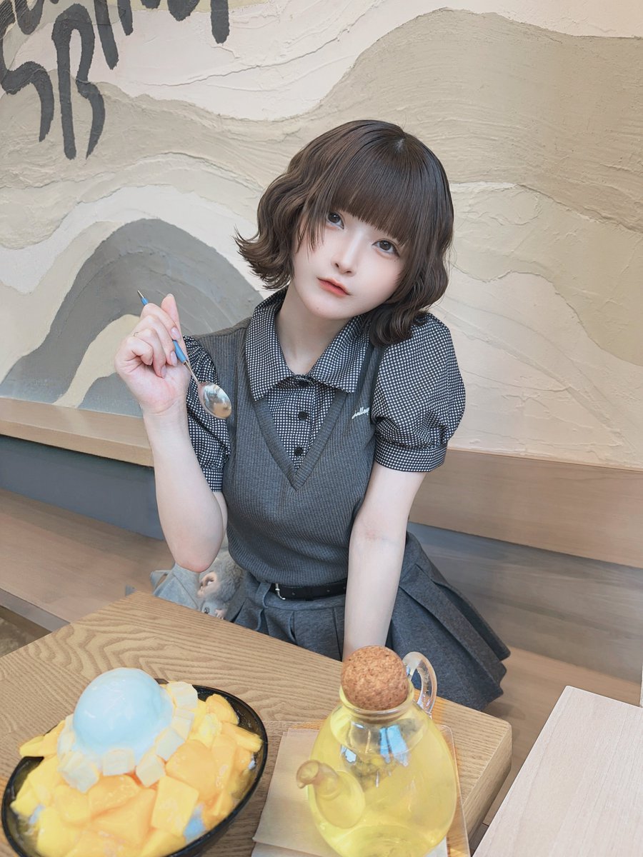 hakanai_yumi's tweet photo. カフェにいた 女の子 https://t.co/4ZB4Iz0xJQ