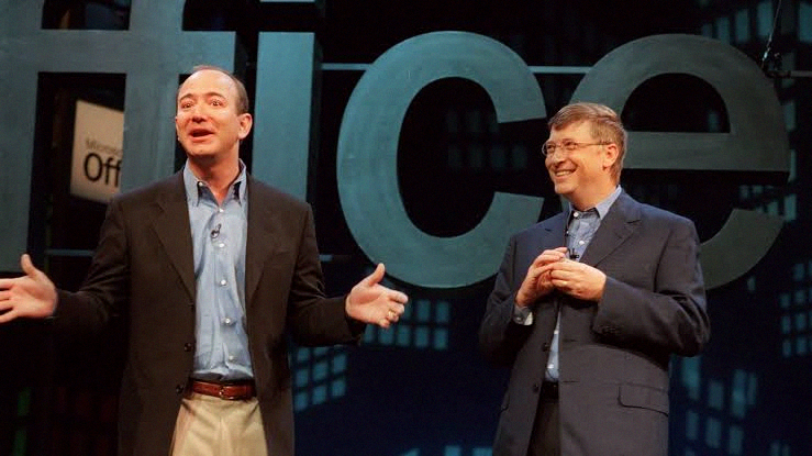 Remass45's tweet photo. Microsoft $MSFT ended the week only $250B ahead of Amazon $AMZN. Wild how close they're getting! 💻📦 https://t.co/fvt8FrlwK1
