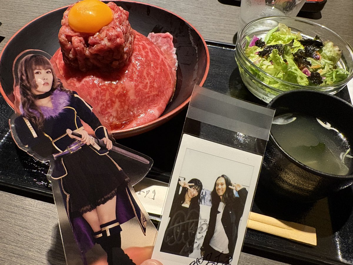 makimura_123's tweet photo. ユッケ丼大好きクラウディア・シュバルツ・ヴォルフさんと今日のトークショーの当選チェキを添えたユッケ丼、とても美味しかった🍖✨ https://t.co/JQo0DbnhTl