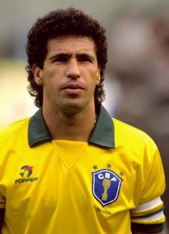 rubinho1972's tweet photo. @futnostalgico @GiveMeSport Aldair, Leonardo, Leandro e Careca jogaram muito mais que o Marcelo. https://t.co/goFlMWH4i8