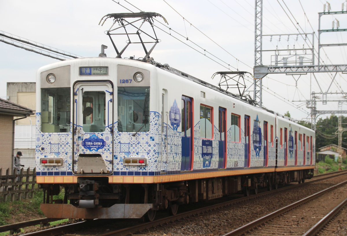 YLc5820's tweet photo. おはようございます🙂主に伊勢志摩ローカルで活躍する「とばしまメモリー なみの章」ですが白をベースにしたラッピングと車内装飾で狙うのが楽しみな車両になっています😃🚋🌊
#近鉄 #近鉄電車 #近鉄1259系 #VC67 #とばしまメモリー #なみの章 #伊勢志摩 #ローカル #普通電車 #斎宮駅 https://t.co/4S6IW1pGHB