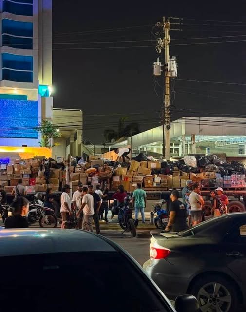 ReaIJhonathan's tweet photo. En medio de esta tragedia , también estamos viendo la verdadera esencia de nuestra gente 🇻🇪 https://t.co/ekoUqwLKzV