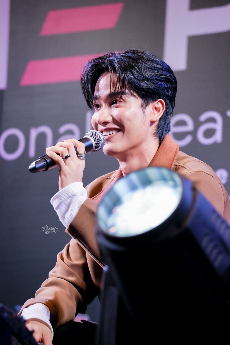 everytayph's tweet photo. Sunshine-filled SaturTay!😊
Magandang araw P'@Tawan_V !💙
~
"Happiness doesn’t always shine loudly. Sometimes it glows softly." - Anonymous 
.
.
.
📸 to the owner
#tawan_v https://t.co/YM1p0MIbxa