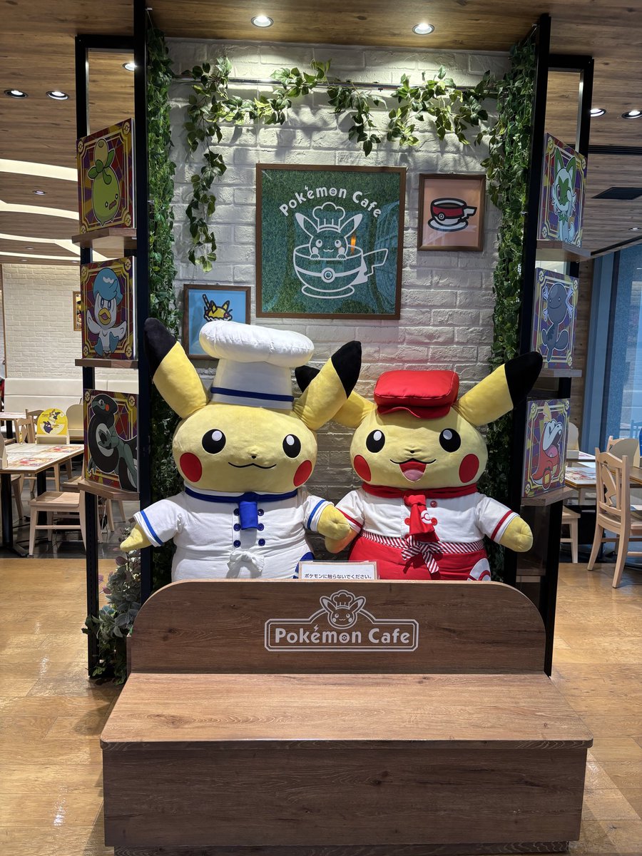 Ch23As's tweet photo. そして、約5年ぶりに昨年末、今年1月とポケモンカフェに行きたくなってみたけど、まあ予約が取れなくなってる。
前日にキャンセル出るからそれを拾う感じ。
このときはほぼ外国人の観光スポット化してましたね。
あと改悪されたのが
・ランダムランチョンマットの廃止
・微妙なショータイム導入 https://t.co/WCfW7AkO0o