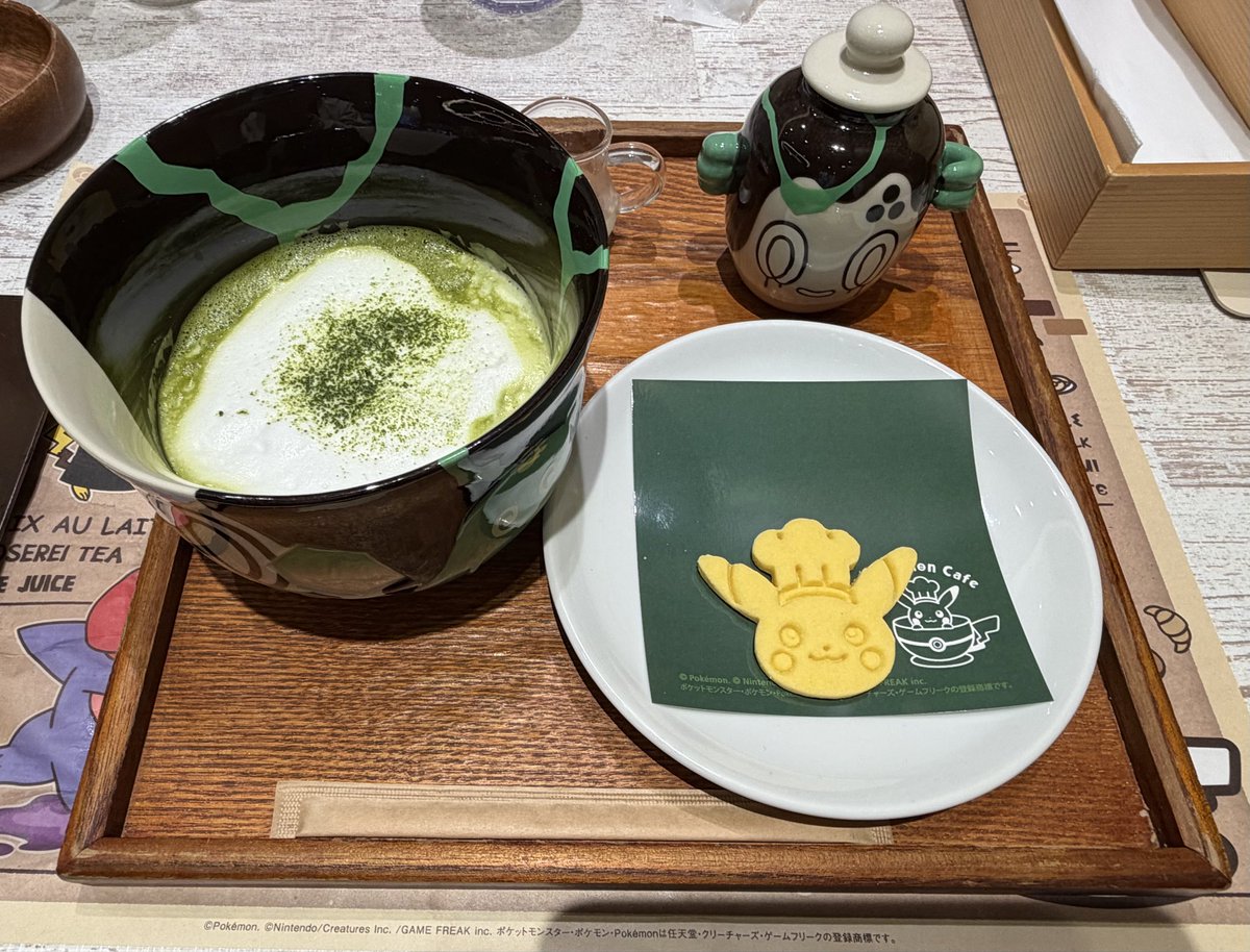 Ch23As's tweet photo. そして、約5年ぶりに昨年末、今年1月とポケモンカフェに行きたくなってみたけど、まあ予約が取れなくなってる。
前日にキャンセル出るからそれを拾う感じ。
このときはほぼ外国人の観光スポット化してましたね。
あと改悪されたのが
・ランダムランチョンマットの廃止
・微妙なショータイム導入 https://t.co/WCfW7AkO0o