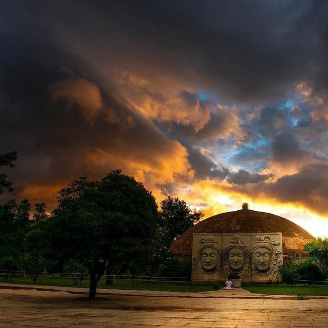 ishafoundation's tweet photo. The sky comes alive at dusk above the dome of Dhyanalinga. https://t.co/zQCu4cHawB
