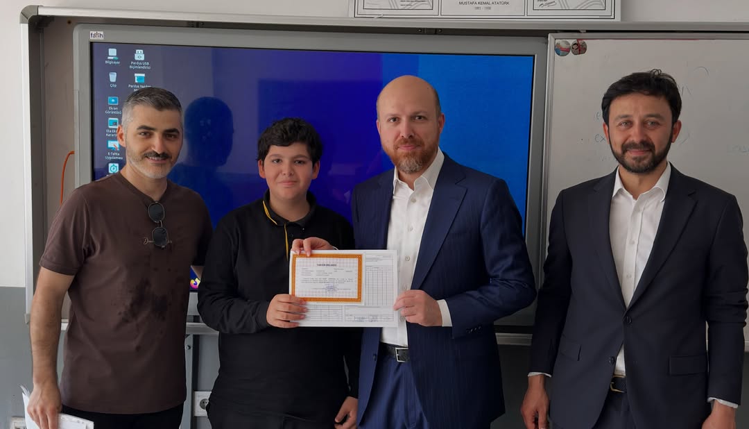bilalerdogan_TR's tweet photo. İlim Yayma Vakfı Mütevelli Heyeti Başkanı Necmeddin Bilal Erdoğan, oğlu Ali Tahir Erdoğan'ın da öğrenim gördüğü Marmara Anadolu İmam Hatip Ortaokulu'nda düzenlenen karne programına katılarak öğrencilerin karne sevincine ortak oldu. https://t.co/j05ubH4vix