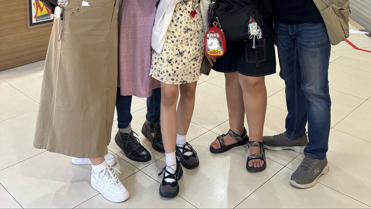 winterwalts's tweet photo. tubatu-am and their manager are signing out! nantikan konser selanjutnya dari artis-artisku. :] https://t.co/N1MfVT3Sgc