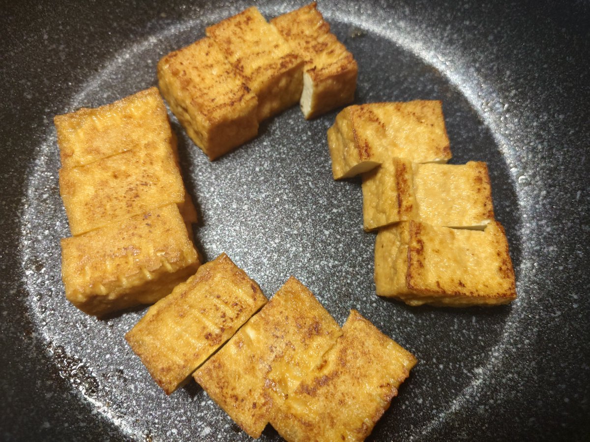 HIRO__0726's tweet photo. 厚揚げいい感じ٩(๑´3｀๑)۶
蒸し焼きにしてゴマ油で焼きながら香りと焼き目つけたよ

鶏そぼろも良きԅ( ˘ω˘ԅ) https://t.co/sufPaTN4Sj