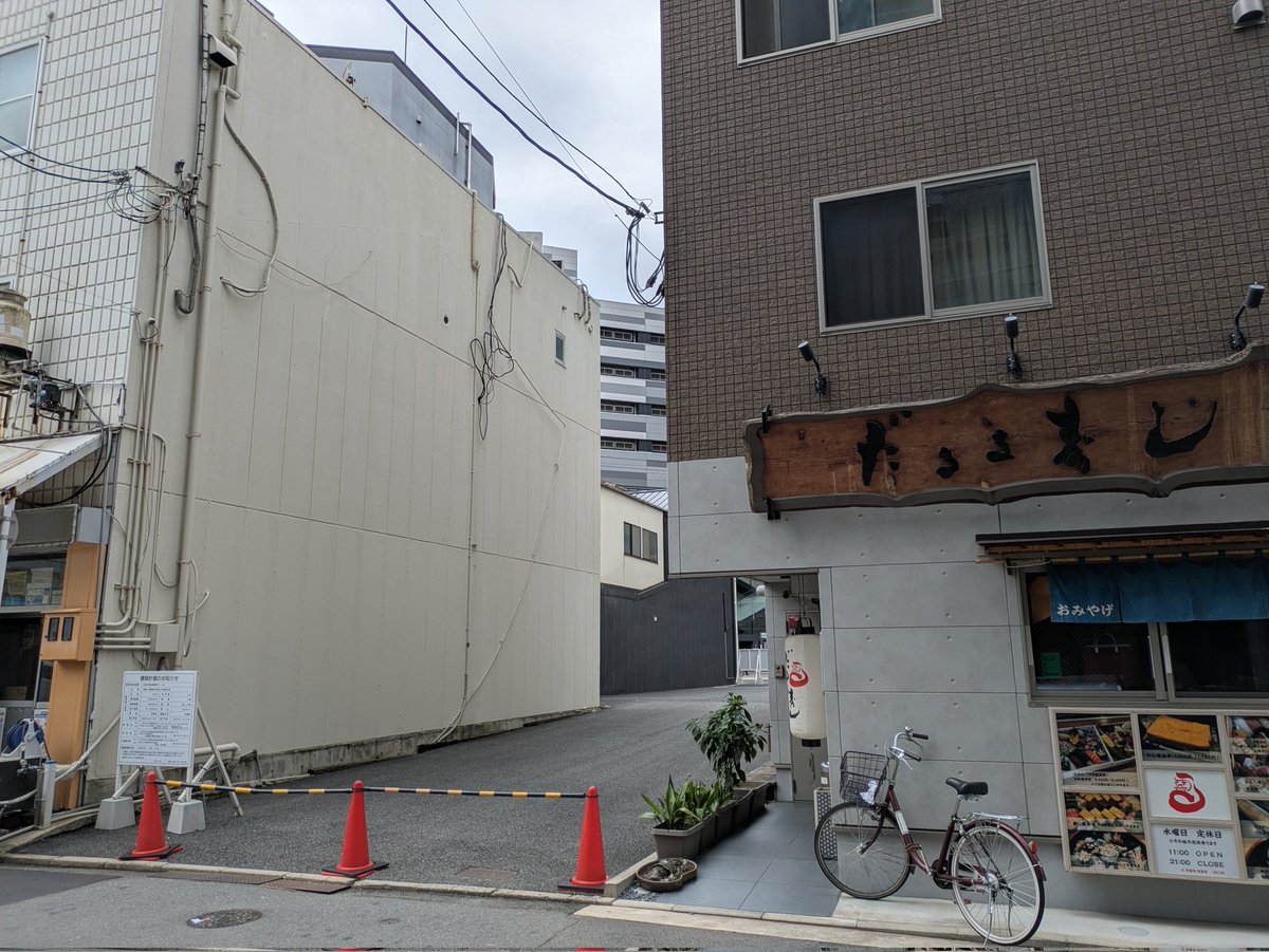 fugajin's tweet photo. 大州通りフルーツショップタマル横に大和ハウスがホテル建設の看板立ててるので随分小さなとこに12階建て建てるんだなあと思ったら、裏通りに広がっていた。 https://t.co/wBclfRkDal