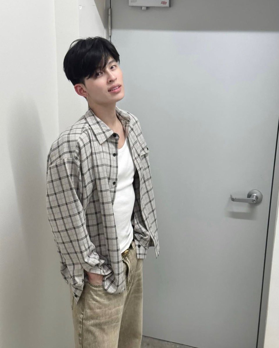 little_ploypp's tweet photo. คุณปอนด์เซ็ทนี่คือหล่อมากกกกกกก! เห็นรูปแล้วรู้สึกคุ้มค่าเน็ตที่สุด 🤟🏻🤍 https://t.co/hiScu0KtGb