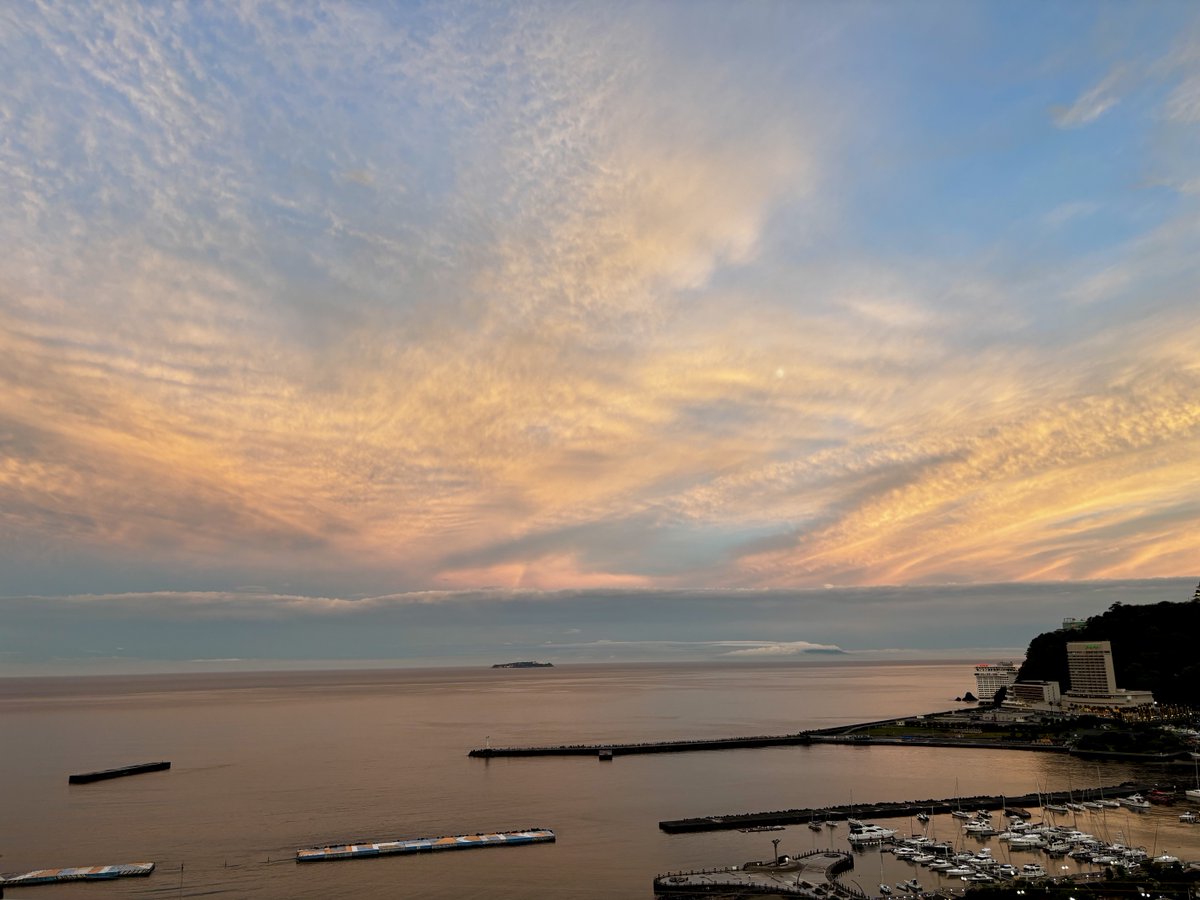 atami_tokiwagi's tweet photo. 台風が通り過ぎた後の、午後7時の熱海です。曇り空ながらも僅かな夕陽が、まだ町を包んでいます。思ったよりも静かな雨でした☂️昨日は地震と台風で、慌ただしい夜でしたが、今夜は落ち着いた時間を過ごせそうです。ご宿泊のお客様にも、来て良かった、と思って頂ける明日になりますように❣️ https://t.co/PWHpPzfppu