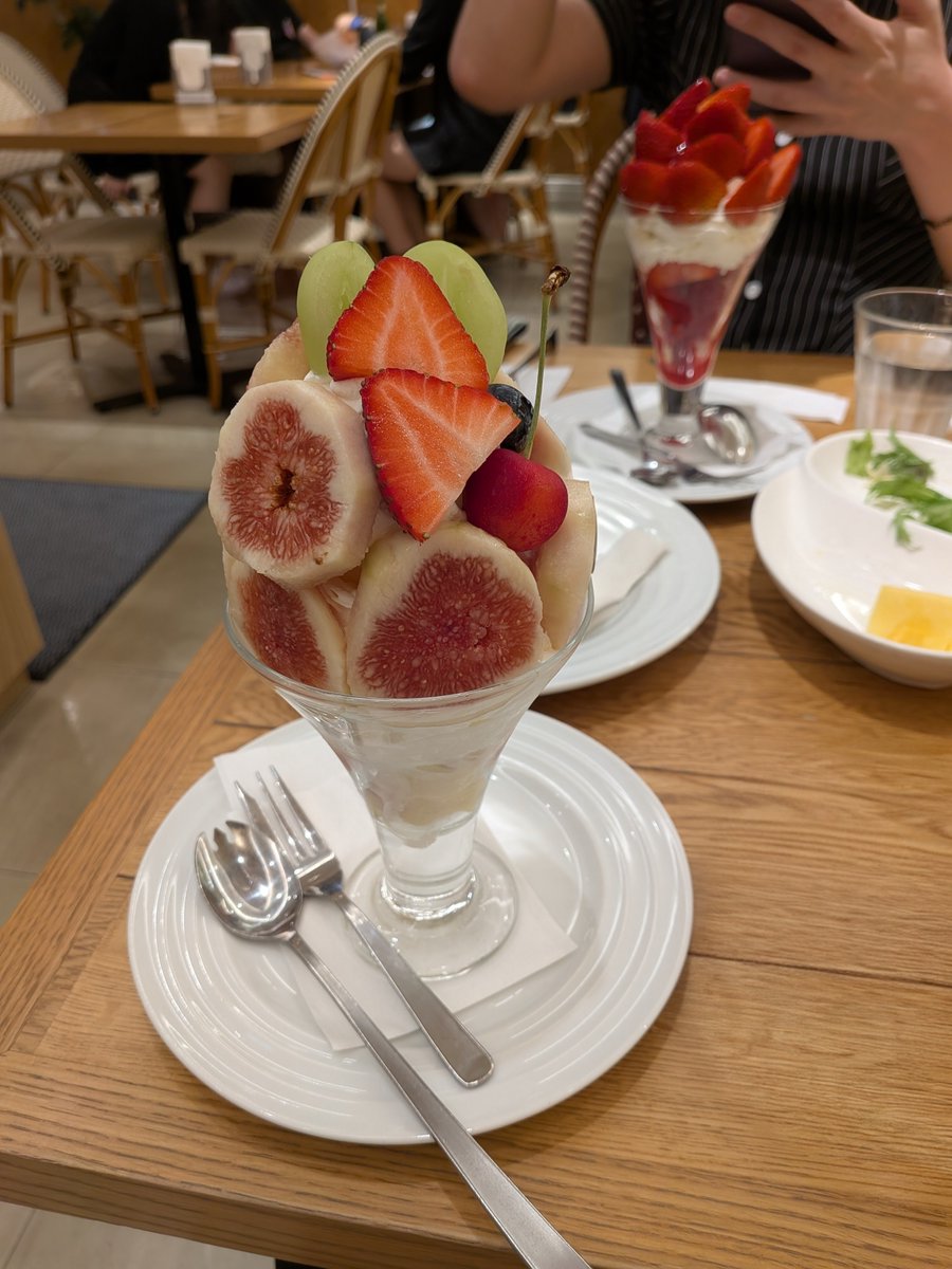 asaidesu100's tweet photo. パフェ食べたー✌️ https://t.co/ueGZ4SZzvZ
