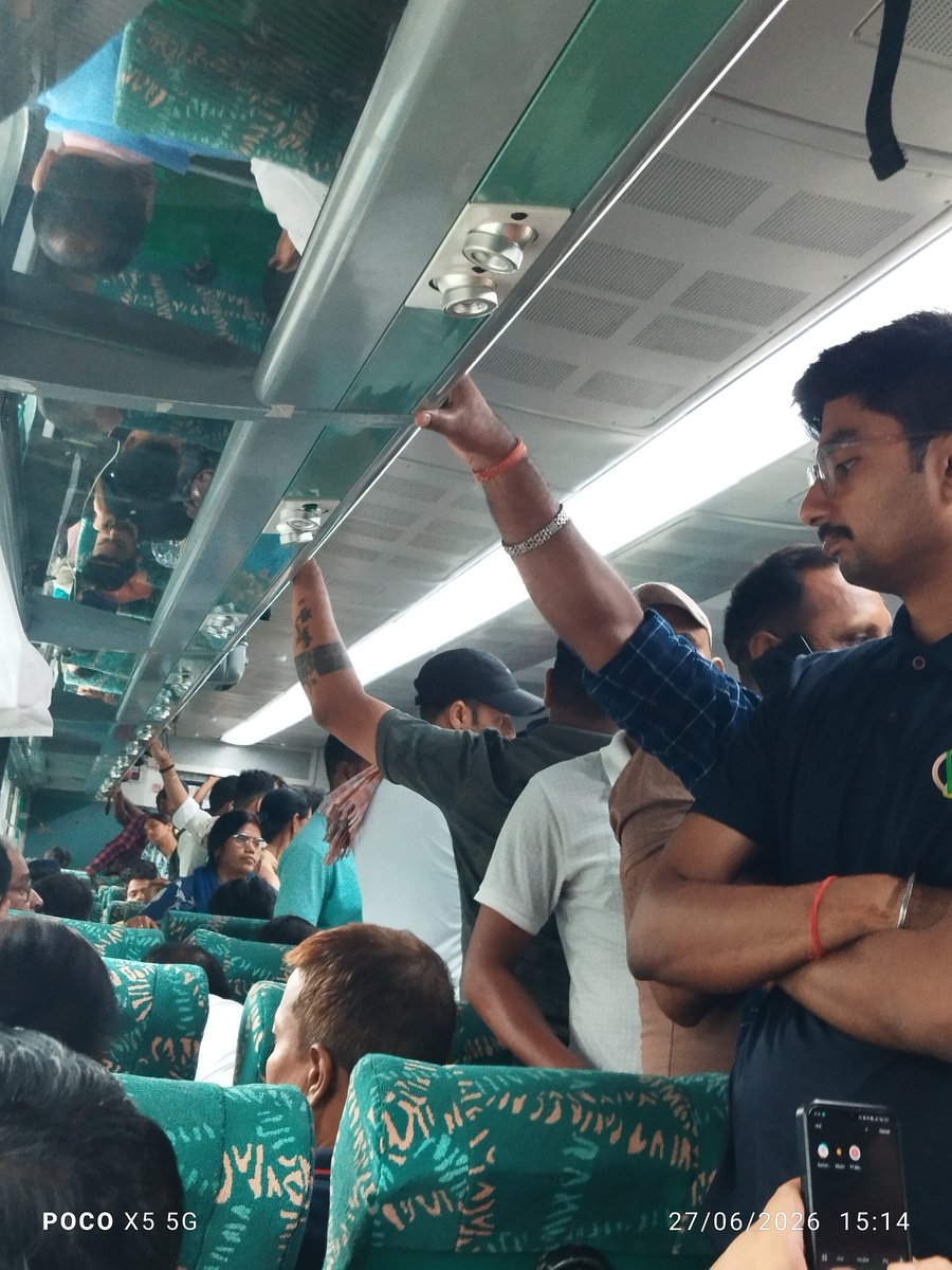 ansuman61642's tweet photo. बताओ ये General है या reserved y हाल है अभी 15510 का C2  का म् Div का बहुत बुरा हाल हैं कोई देखने वाला नहीं है  बूक्ड यात्री के समस्या को लड़कर बाथरूम जाना पड़ रहा है 
@RailwaySeva https://t.co/HHs3DH3yuh