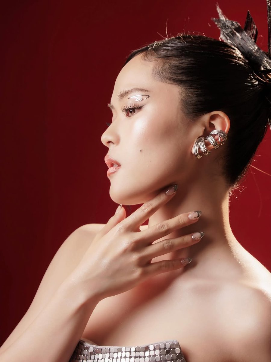 stvriii's tweet photo. asan na yong 🌙 na nagsabi ng di maganda side profile? tara dito sampal ko sayo tong jawline ni rainah eme https://t.co/FNF9z4LTbc